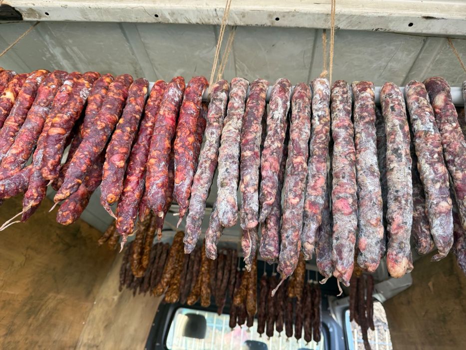 Домашни суджук, петрохан,едро кълцано домашни мезелъци