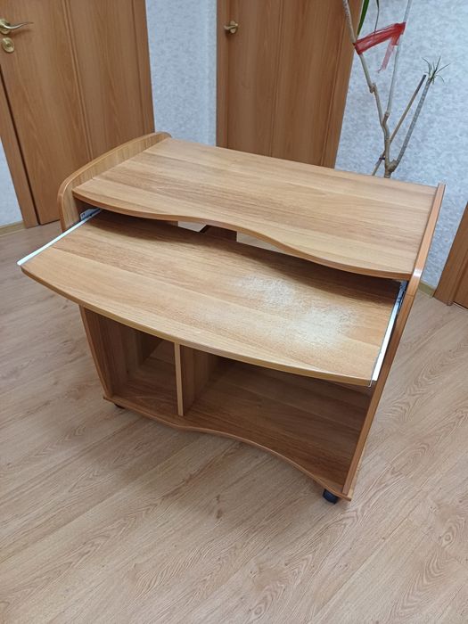 Стол компьютерный продам.