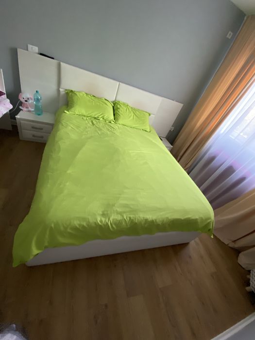 Pat cu  somiera rabatabila  si noptiere
