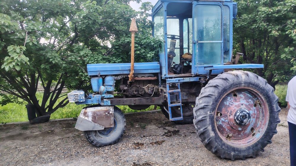 Traktor 28 sotiladi