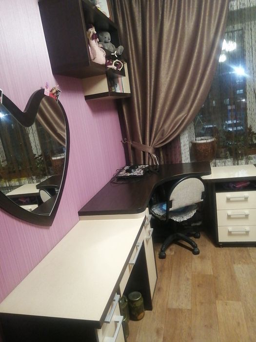 Продам угловой письменный стол, зеркало и навесную полку.