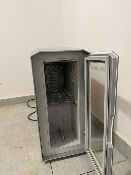 Продам Холодильник Red bull для 0.2 напитков