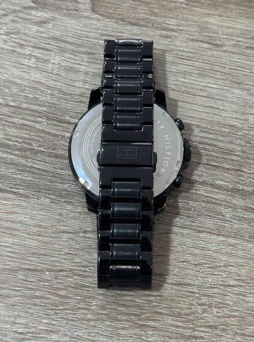 Аналогов часовник в Черно TOMMY HILFIGER TH458