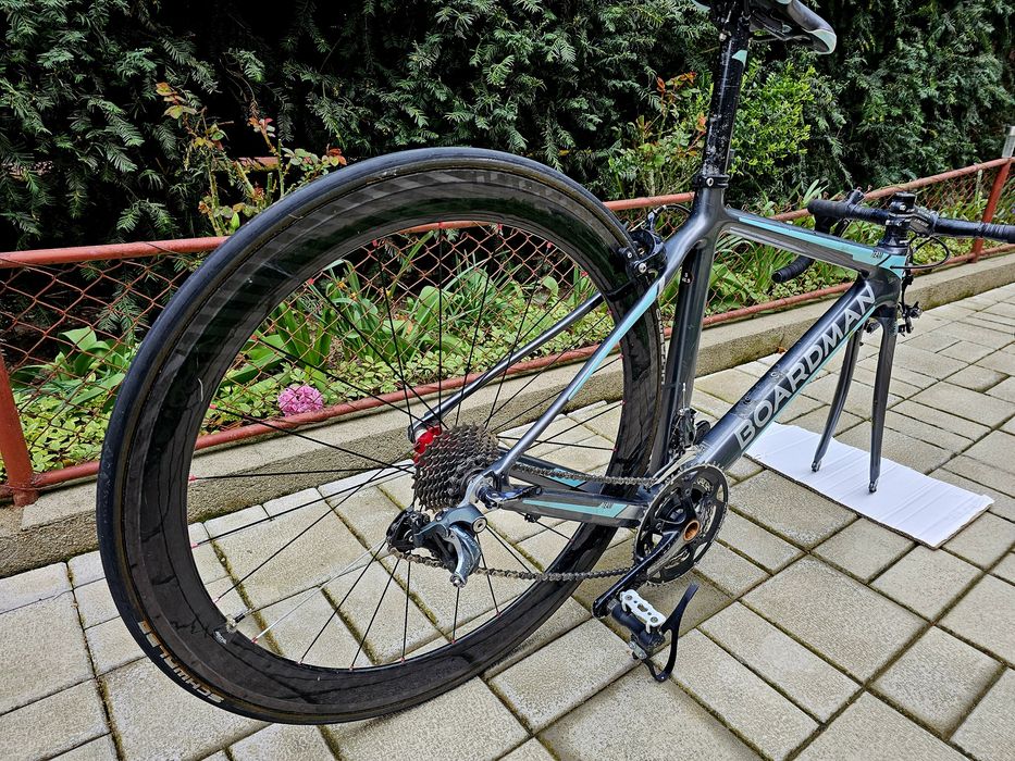 Cursieră carbon Boardman C7 - 7 kg • roată carbon 40mm • Tiagra 2x10