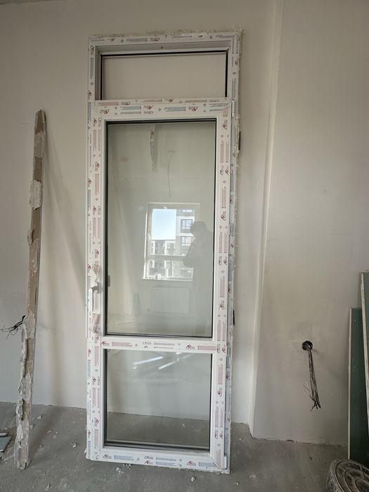 Дверь и окно балкона