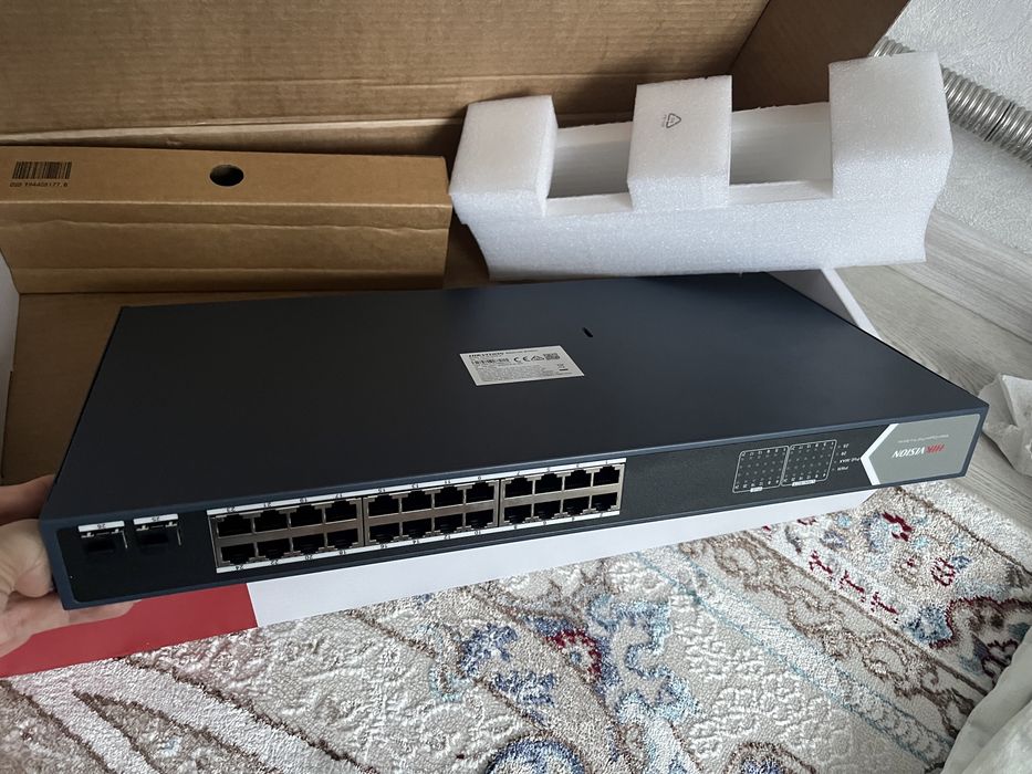 Продаю Коммутатор Hikvision DS-3E1526-SI