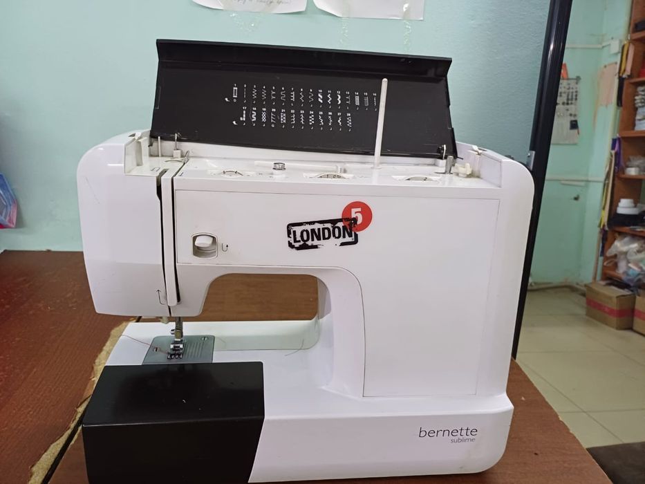 Швейная машинка, утюг