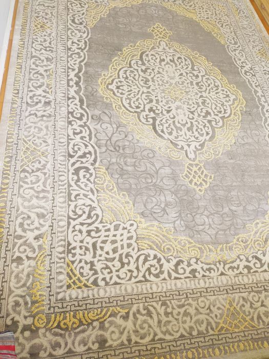 Красивый ковер размер 2,40/3,50