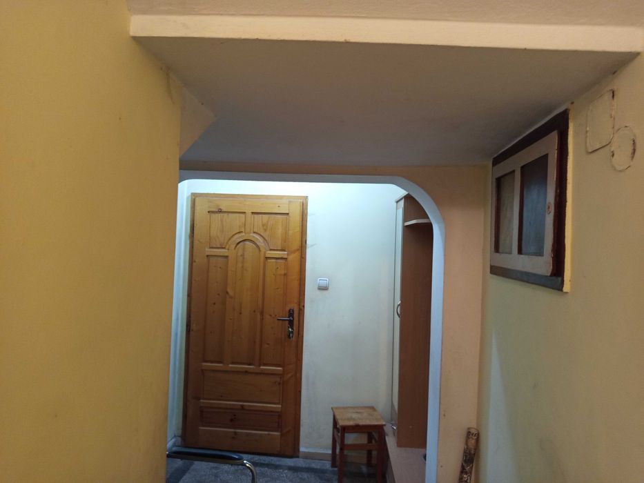 Продава  3-стаен апартамент, разположен в 3-етажна сграда  с усещане за къща, собствен вход и гараж в сърцето на Павлово