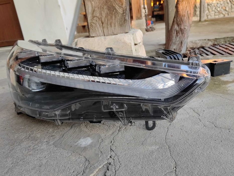 Фар Toyota Corolla Cross LED десен / Фар Тойота Корола Крос Оригинален