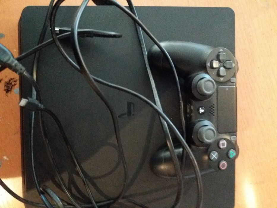 Vand PS4 plus 5 jocuri