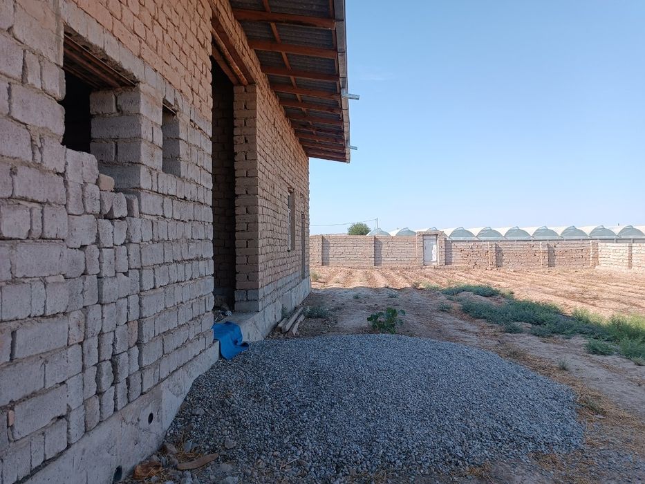 Qurulishi tugallanmagan uy sotiladi 
6 sotix 
Oshxona ,xojatxona,banya