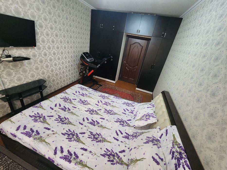 Срочно. Продаётся квартира. Двухкомнатная. Переделанная в трех. 1 этаж