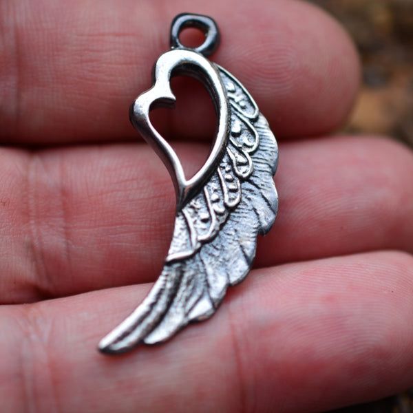 Сребърен медальон 925 „Крило със сърце“ – талисман за любов и закрила