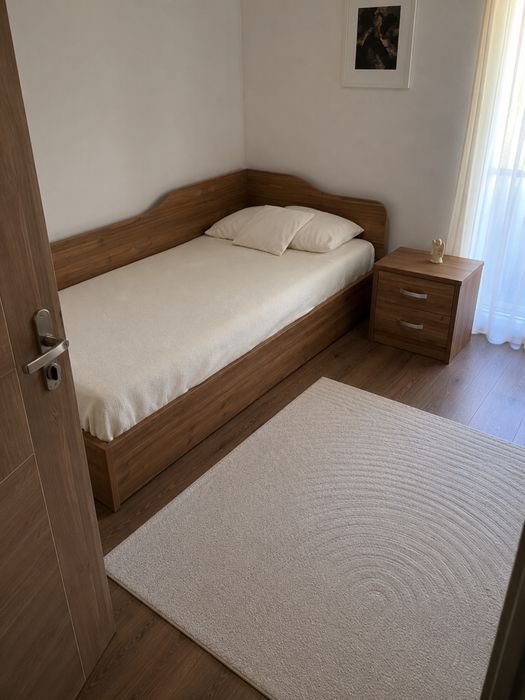 Единично легло 90×190 с повдигащ механизъм + матрак с протектор + нощно шкафче