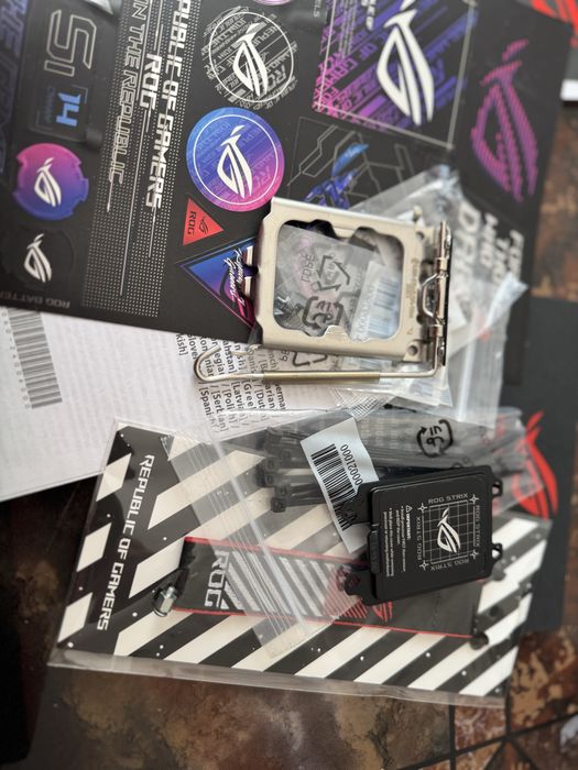 Placa de baza+ procesor(i7 13700k+ Asus Z690-F Strix)