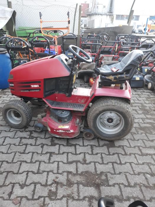 Tractoras tuns iarba Toro