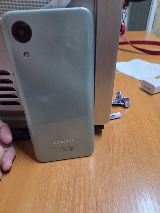 Продаю телефон самсунг хорошим состояние зарядка хорошо держать