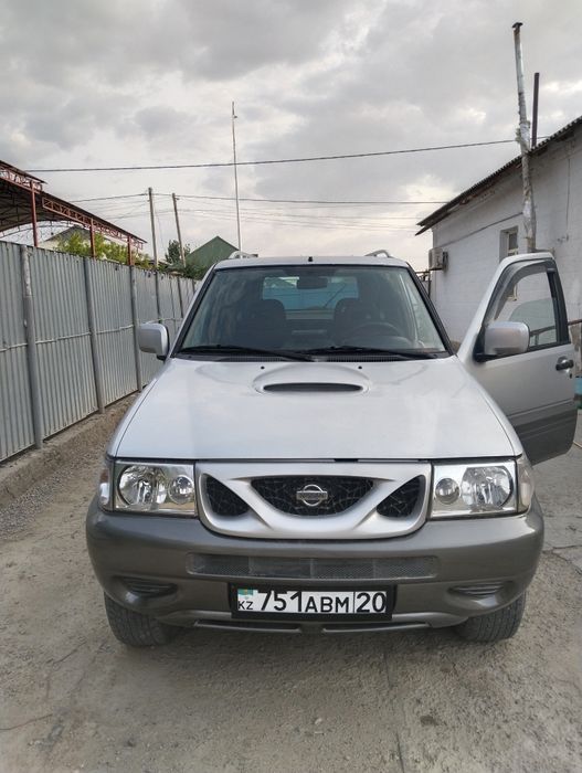 Nissan.   Terano    2