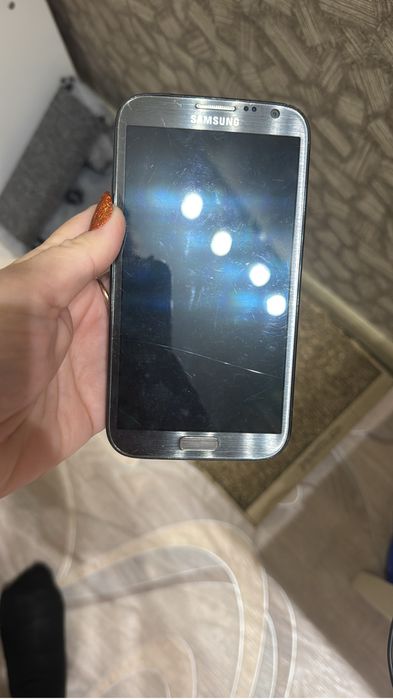 Разбитые телефоны и планшеты.