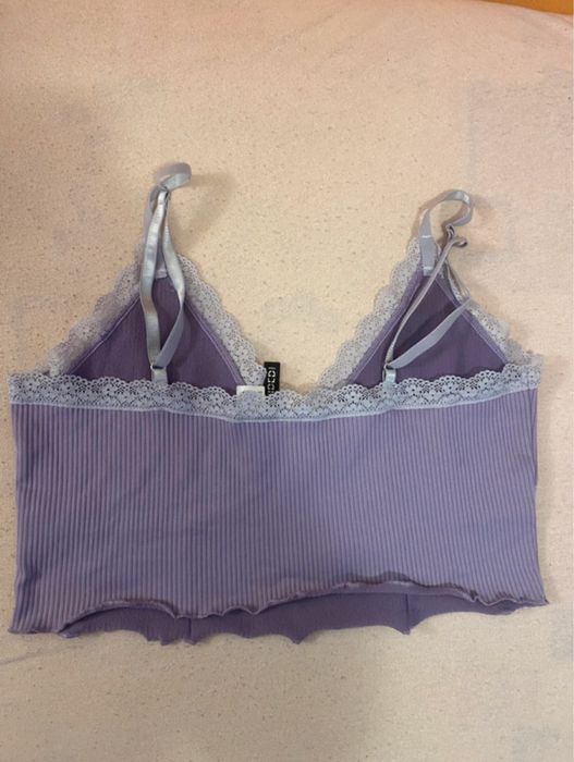 Top H&M cu dantela alba, mov-lavanda, marimea L - feminin si elegant
