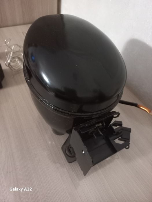 Компрессор от холодильника Индезит б/у .