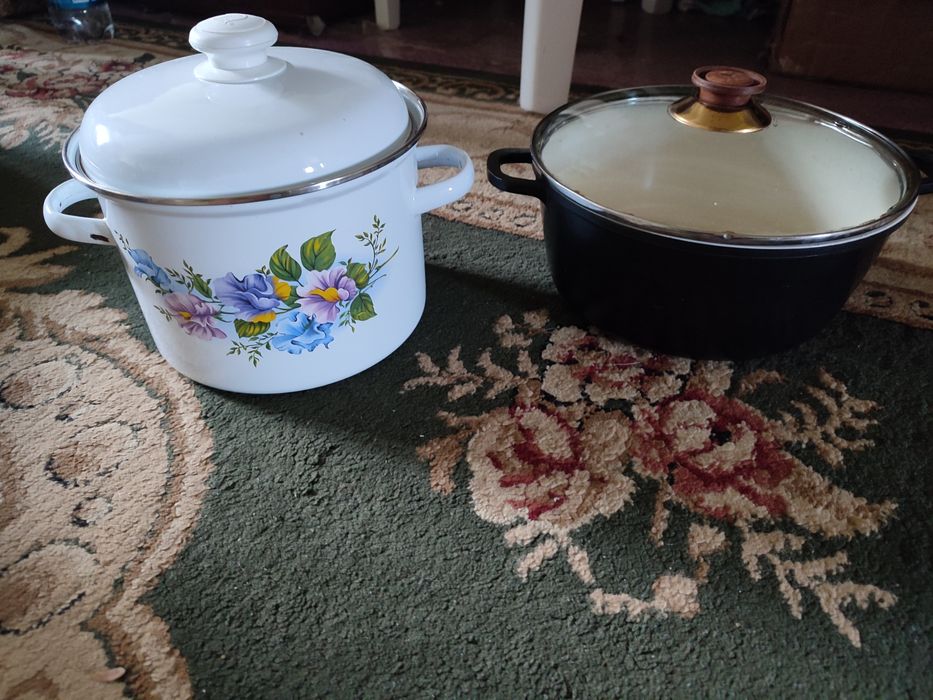 Чёрная и белая кастрюля