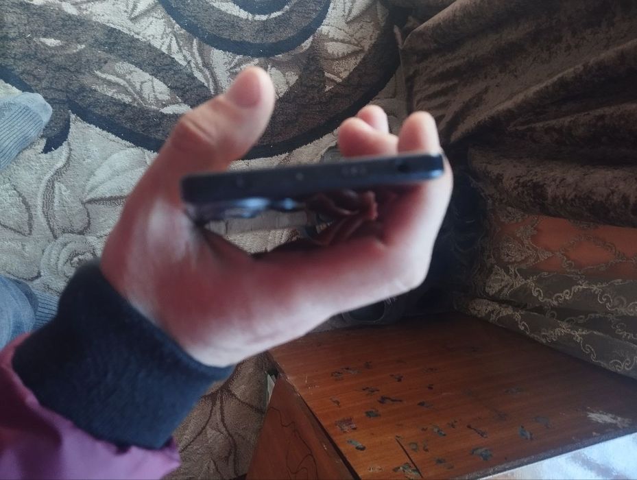 Poco F5 5 G sotiladi 12+8/256 gb