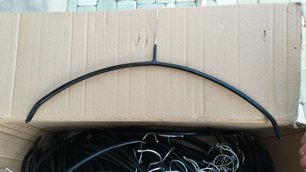 Плечики, вешалки.