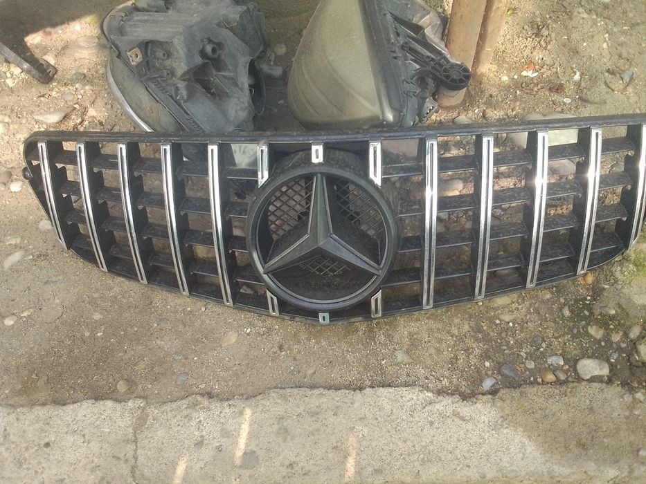 Vand grila si emblema Mercedes