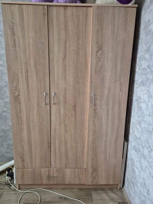 Коричневый  шкаф