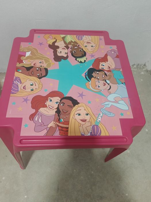 Masa și scaun din plastic