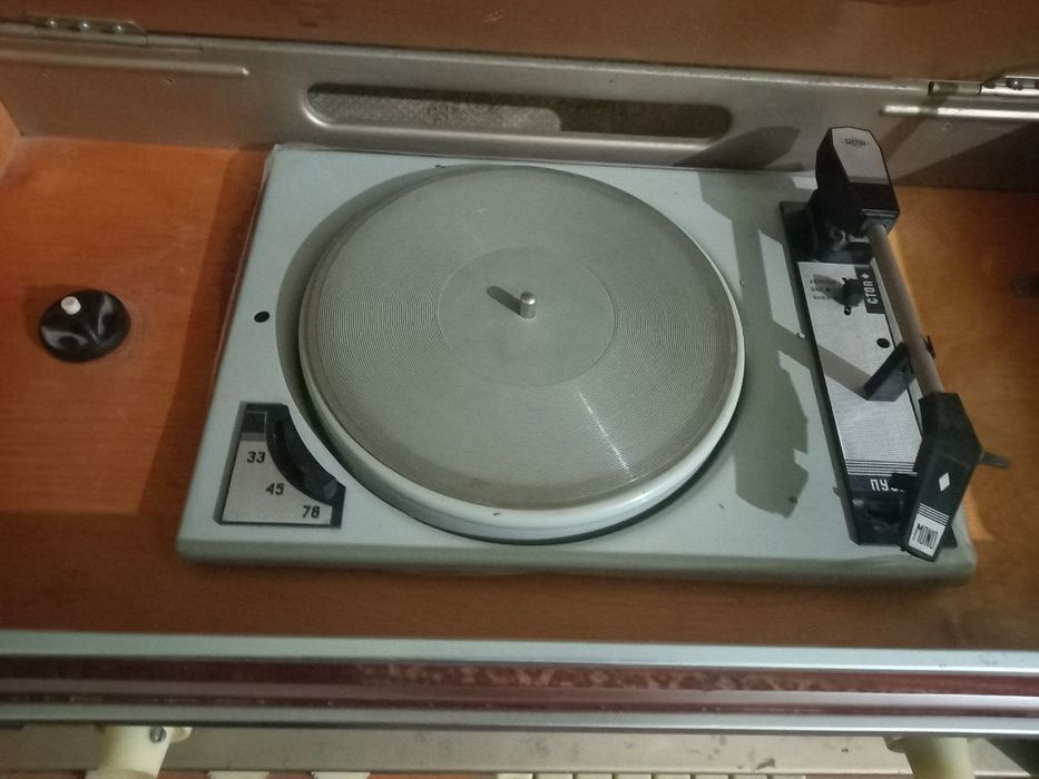 Радиола RIGONDA пластинка