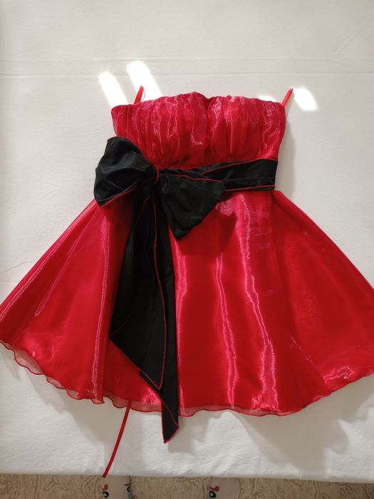 Къса червена разкроена рокля