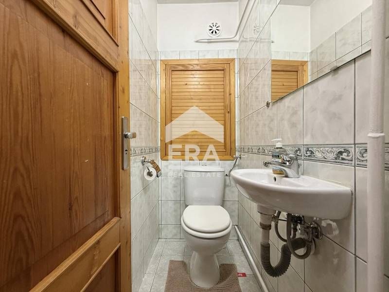 Чаровна къща с голям красиво озеленен двор под наем в кв. Симеоново