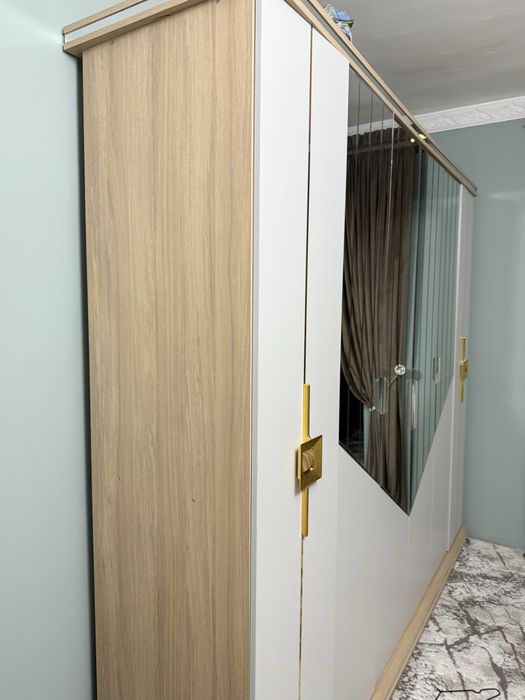 Мебель для спальни: кровать, тумбы, шкаф, туалетный столик с зеркалом