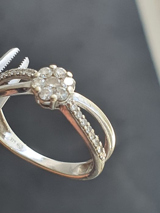 Inel aur alb 9 k cu diamante model bouquet