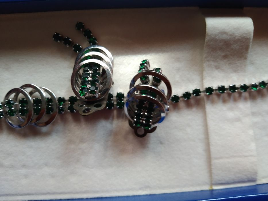 Набор бижутерии. Клипсы и ожерелье