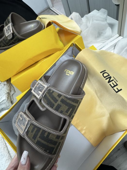 Шлепки тапочки fendi