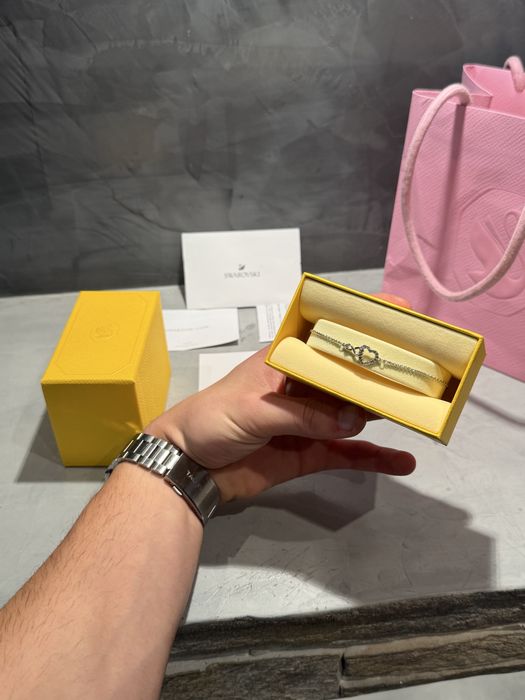 ЧИСТО НОВА 100% оригинална Swarovski дамска гривна