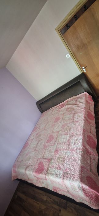 Pat tapitat cu somniera, maro inchis, sidefat. Usor de intretinut si spatios