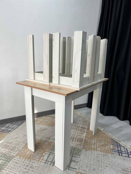 Кухонный стол и табуретки