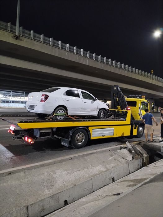 Манипулятор услуги эвакуатор сиежающий платформе