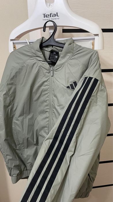 Продам Бомбер Adidas в оригинале новая