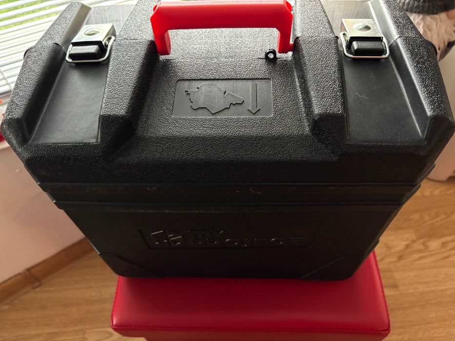 Безкабелен циркуляр  за дърво с батерия и зарядно