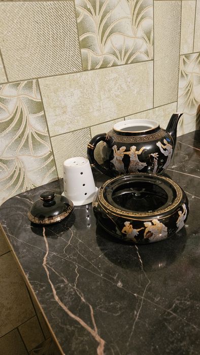 Фарфоровый чайник