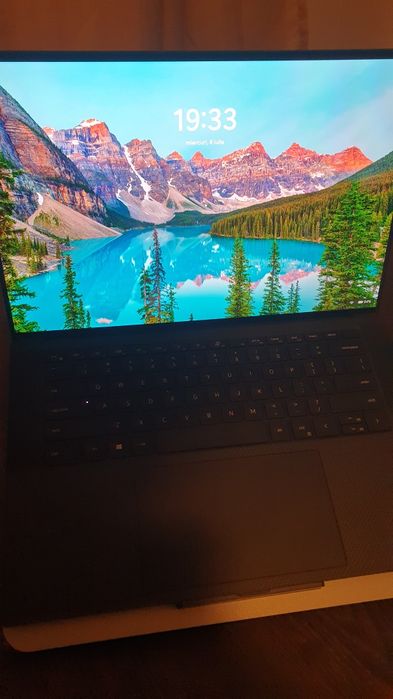 Vand Laptop DELL 5570 ca nou!!