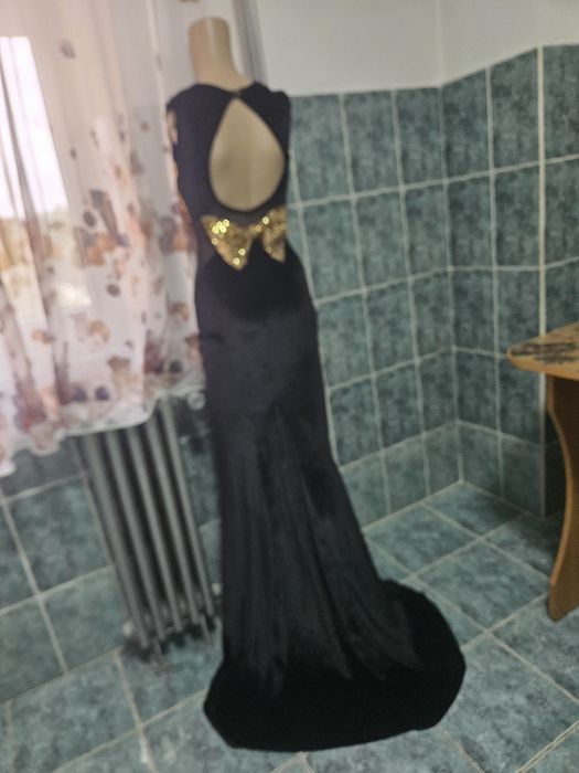 O superbitate de rochie din catifea neagră