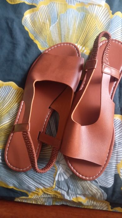 Продам босоножки новые