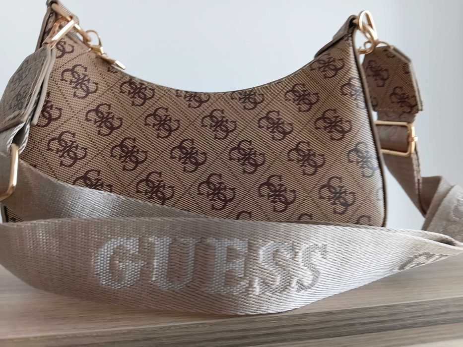 Geanta Guess de mana